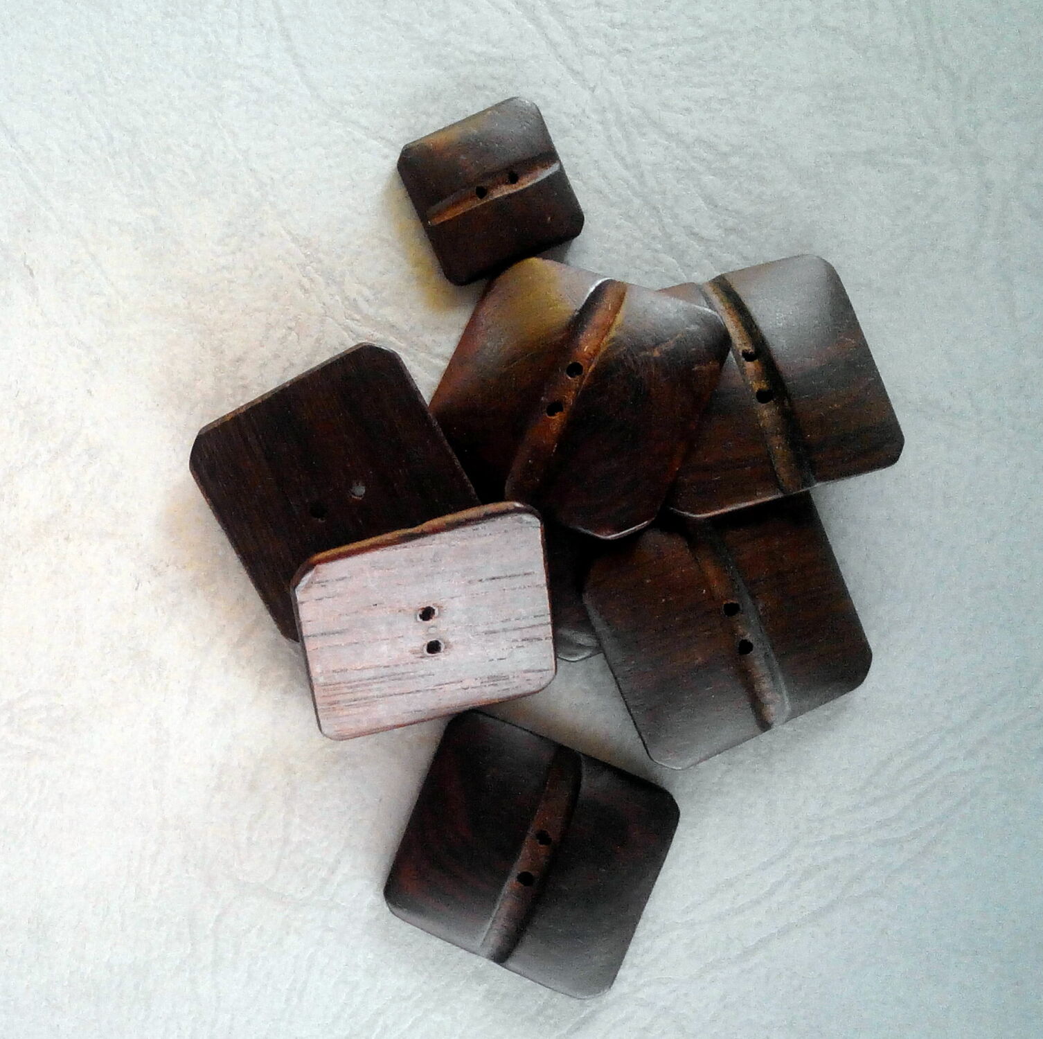 7 bellissimi bottoni in legno di fine anni 50 (art L59)